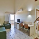 Andar Térreo: Sala de estar independente com sofá-cama de casal, poltrona-cama de solteiro e acesso á sacada.