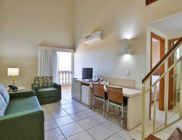 Andar Térreo: Sala de estar independente com sofá-cama de casal, poltrona-cama de solteiro e acesso á sacada.