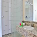 Banheiro: Espaço moderno e bem iluminado com amenidades de alta qualidade para conforto dos hóspedes.