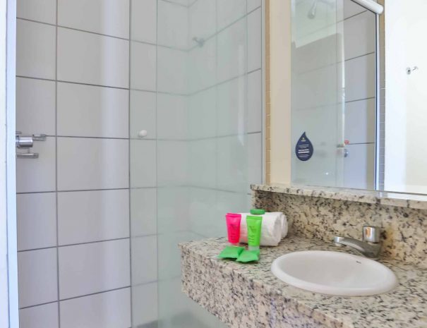 Banheiro: Espaço moderno e bem iluminado com amenidades de alta qualidade para conforto dos hóspedes.